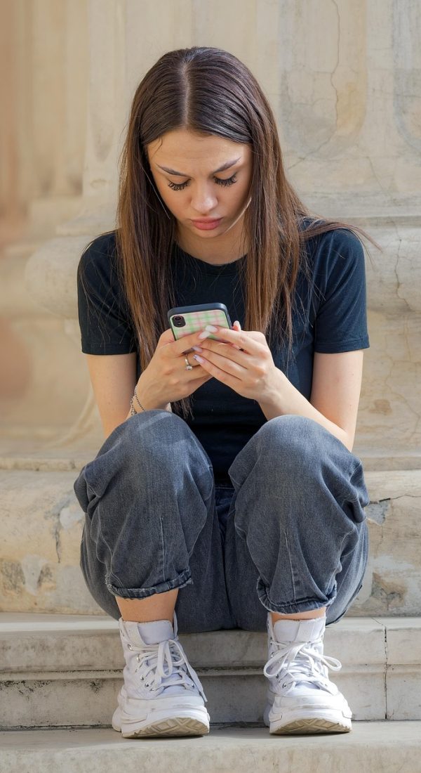 手机竖屏上国产精品在线观看 App 的首页片库界面，深色底配霓虹绿高亮，封面墙整齐排列